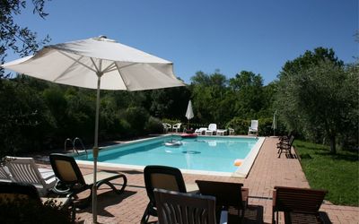 Santa Maria: Vand, Himmel, Ejendom, Svømmepøl, Møbel, Paraply, Plante, Stol, Azure, Skygge