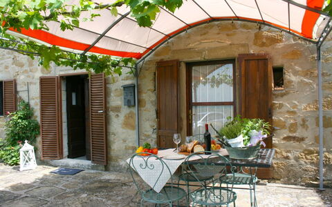 San Eusebio: Plante, Bygning, Vindue, Ejendom, Bord, Skygge, Blad, Dør, Stol, Træ