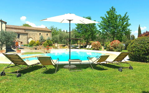 Pieve di Sant Ippolito: Plante, Vand, Ejendom, Himmel, Plantesamfund, Bygning, Svømmepøl, Skygge, Træ, Azure