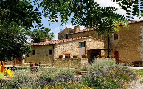 Pieve di Sant Ippolito: Plante, Bygning, Himmel, Vindue, Hus, Træ, Vegetationen, Land Lot, Græs, Biome