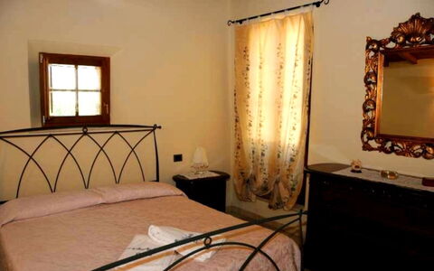 Pieve di Sant Ippolito: Soveværelse, Værelse, Seng, Møbel, Ejendom, Sengetøj, Bed Frame, Indretning, Sengetøj, Madras