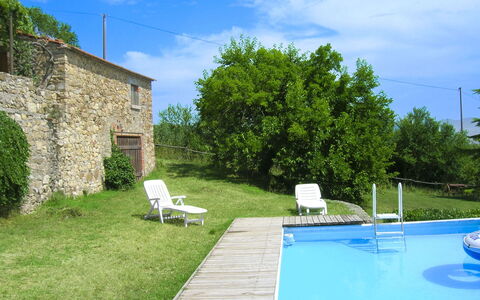 Casa Rossa: Svømmepøl, Møbel, Stuehus, Sommerhus, Have, Stol, Backyard, Udendørs Møbler, Skygge, Estate