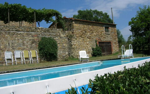 Casa Rossa: Vand, Plante, Himmel, Møbel, Sky, Bygning, Vindue, Svømmepøl, Azure, Stol