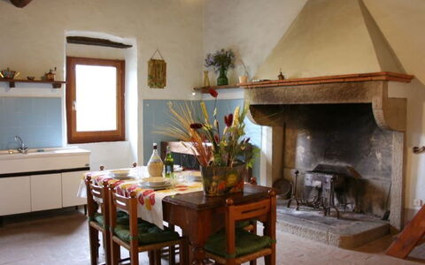 Casa Rossa: Værelse, Ejendom, Møbel, Indretning, Bygning, Loft, Hus, Etage, Stue, Bord