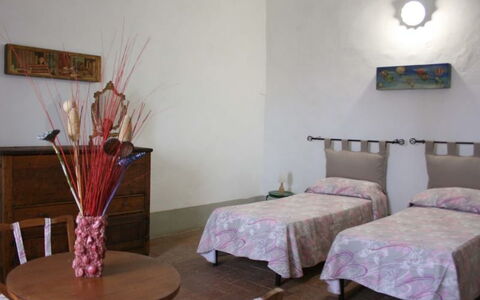 Casa Rossa: Værelse, Møbel, Ejendom, Soveværelse, Seng, Indretning, Bord, Etage, Hus, Bygning