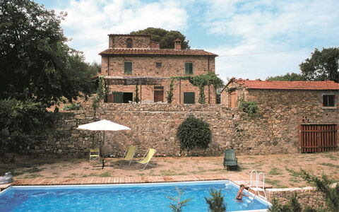 Casa Rossa: Vand, Plante, Sky, Himmel, Bygning, Natur, Træ, Svømmepøl, Vindue, Boligområde