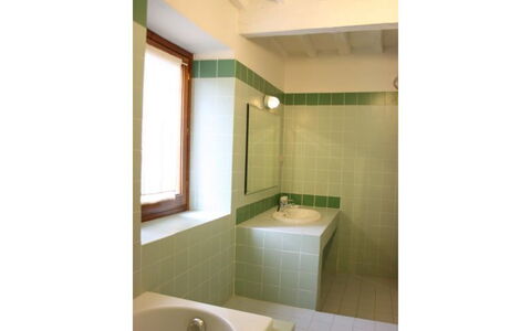 Casa Rossa: Ejendom, Badeværelse, Værelse, Loft, Flise, Indretning, Sanitærarmatur, Bygning, Arkitektur, Badeværelsesvask