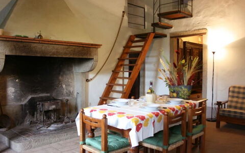 Casa Rossa: Værelse, Ejendom, Møbel, Bygning, Indretning, Bord, Hus, Etage, Spisestue, Loft