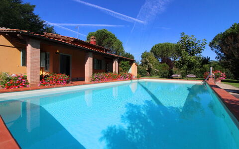 Pagliazzone: Vand, Plante, Himmel, Ejendom, Svømmepøl, Azure, Bygning, Natur, Træ, Skygge