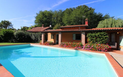 Pagliazzone: Vand, Himmel, Sky, Ejendom, Plante, Svømmepøl, Azure, Blå, Træ, Bygning