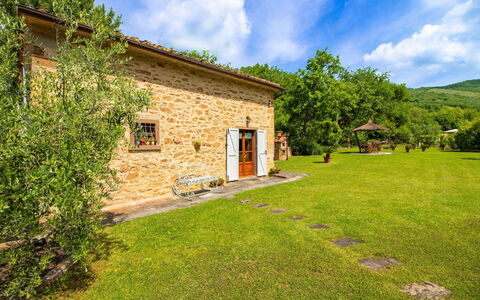 La Casa di Pino: Svømmepøl, Udvej, Have, Eco Hotel, Udendørs Møbler, Thermae, Water Feature, Skygge, Estate, Landscaping