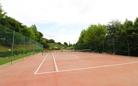 Casale Aiola: Himmel, Plante, Sky, Tennis, Træ, Vejbelægning, Asfalt, Land Lot, Skygge, Græs