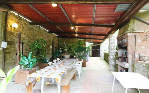 Casale Aiola: Bord, Plante, Møbel, Ejendom, Stol, Skygge, Blomsterkrukke, Stueplante, Træ, Udendørs Møbler