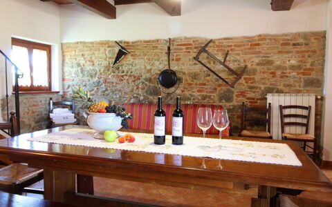 Il Viaggiolo: Værelse, Ejendom, Spisestue, Bord, Indretning, Møbel, Hus, Bygning, Træ, Etage