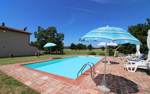 Il Viaggiolo: Himmel, Vand, Svømmepøl, Plante, Azure, Skygge, Bygning, Udendørs Møbler, Træ, Liggestol