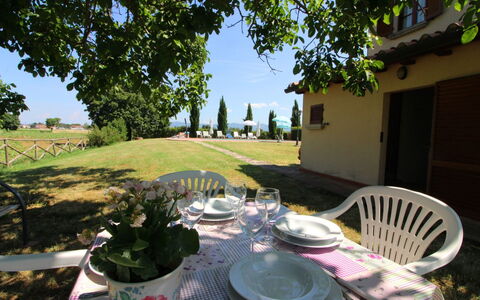 Il Viaggiolo: Plante, Bordservice, Bord, Ejendom, Himmel, Træ, Stol, Belysning, Udendørs Møbler, Skygge