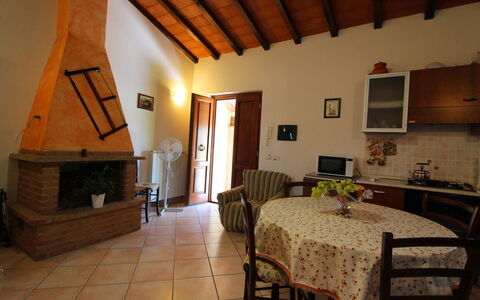 Il Viaggiolo: Værelse, Ejendom, Bygning, Møbel, Indretning, Hus, Ejendom, Etage, Loft, Bjælke