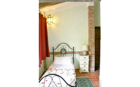 La Rogaia: Soveværelse, Seng, Væg, Sengetøj, Sengetøj, Indretning, Møbel, Belysning, Bed Frame, Sengetøj