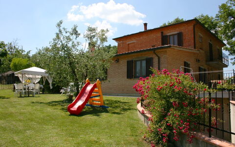 Podere San Bono: Plante, Himmel, Blomst, Bygning, Ejendom, Vindue, Sky, Telt, Hus, Træ