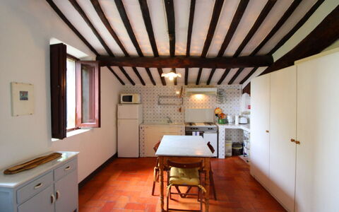 Olivo: Ejendom, Møbel, Cabinetry, Bord, Vindue, Træ, Stol, Køkken, Indretning, Skuffe