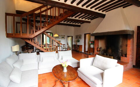 Olivo: Ejendom, Møbel, Couch, Bygning, Komfort, Træ, Arkitektur, Indretning, Stue, Bord