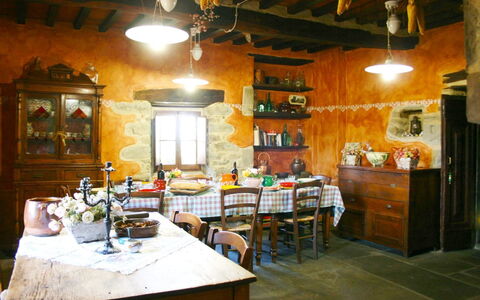 Torre di Vignale: Bygning, Værelse, Ejendom, Restaurant, Møbel, Indretning, Bord, Bjælke