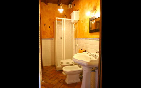 Torre di Vignale: Badeværelse, Værelse, Ejendom, Belysning, Indretning, Bygning, Hus, Sanitærarmatur, Badeværelsesskab, Ejendom