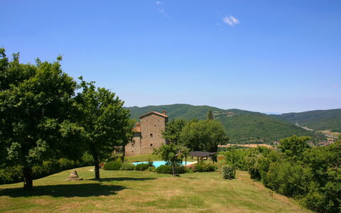Torre di Vignale: Himmel, Plante, Azure, Naturlige Landskab, Land Lot, Træ, Græs, Vegetationen, Bjerg, Hus