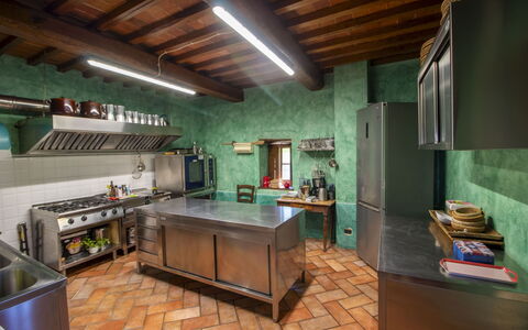 Torre di Vignale: Køkken, Indretning, Møbel, Træ, Gulvbelægning, Countertop, Belysning, Loft, Værelse, Køkken Apparat