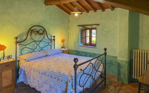 Torre di Vignale: Soveværelse, Villa, Stuehus, Lampe, Hotel, Stueplante, Seng, Lysarmatur, Billedramme, Bed Frame