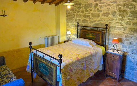 Torre di Vignale: Væg, Møbel, Soveværelse, Bed Frame, Seng, Villa, Stenmur, Billedramme, Sengetøj, Stueplante