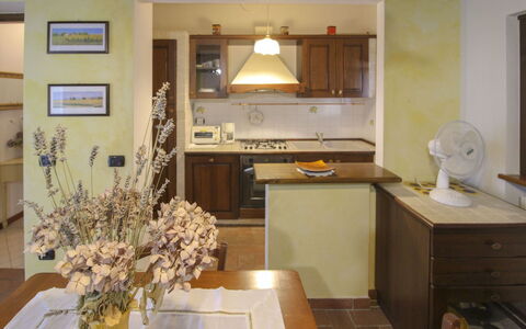 Villino Alba: Møbel, Indretning, Countertop, Træ, Gulvbelægning, Køkken, Køkken Apparat, Loft, Værelse, Belysning