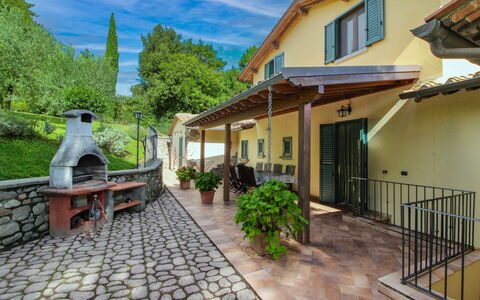 Villino Alba: Blomsterkrukke, Møbel, Stueplante, Dør, Flise, Veranda, Have, Stol, Gårdhave, Skygge