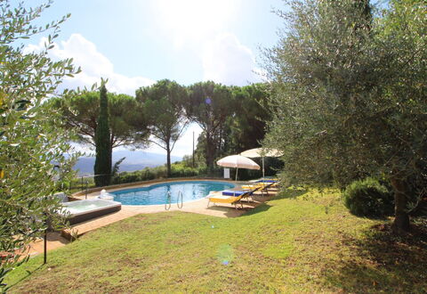 Villino Alba: Vand, Plante, Himmel, Sky, Svømmepøl, Træ, Skygge, Paraply, Udendørs Møbler, Græs