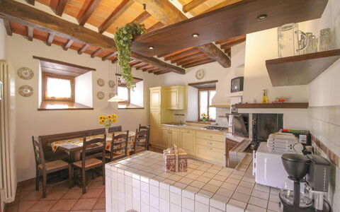 Casale Lorenzo: Møbel, Indretning, Gulvbelægning, Træ, Køkken, Loft, Countertop, Etage, Køkken & Spisebord, Bord