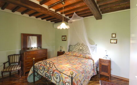 Casale Lorenzo: Møbel, Seng, Indretning, Soveværelse, Væg, Sengetøj, Sengetøj, Træ, Loft, Gulvbelægning