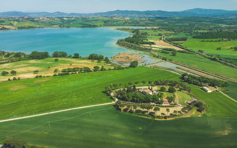 Poggio Falcone: Vand, Himmel, Vandressourcer, Sky, Grøn, Naturlige Landskab, Naturligt Miljø, Highland, Træ, Land Lot