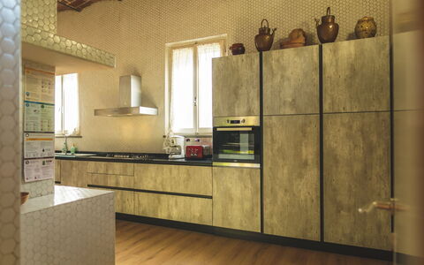 Poggio Falcone: Cabinetry, Countertop, Ejendom, Møbel, Køkken, Tap, Vindue, Bygning, Træ, Indretning