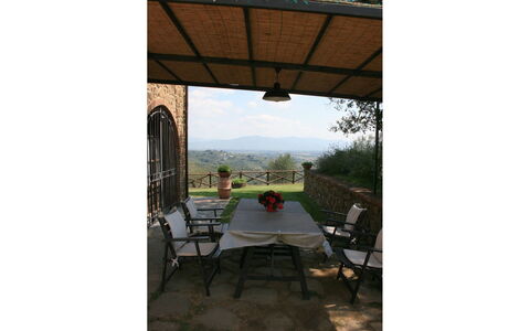 Podere della Crocchia: Himmel, Plante, Bygning, Bord, Stol, Veranda, Vindue, Skygge, Blomsterkrukke, Træ