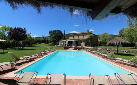 La Quiete: Vand, Plante, Himmel, Ejendom, Svømmepøl, Azure, Skygge, Træ, Fritid, Kompositmateriale