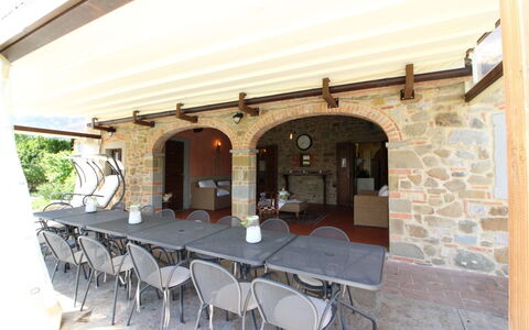 La Quiete: Bord, Ejendom, Møbel, Stol, Bygning, Træ, Indretning, Skygge, Dør, Etage