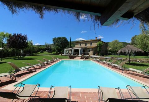 La Quiete: Vand, Plante, Himmel, Ejendom, Svømmepøl, Azure, Skygge, Træ, Fritid, Kompositmateriale