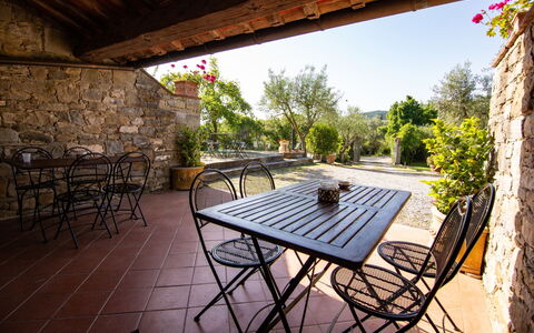 Villa degli Olivi: Bord, Plante, Ejendom, Møbel, Himmel, Udendørs Bord, Natur, Træ, Bygning, Stol