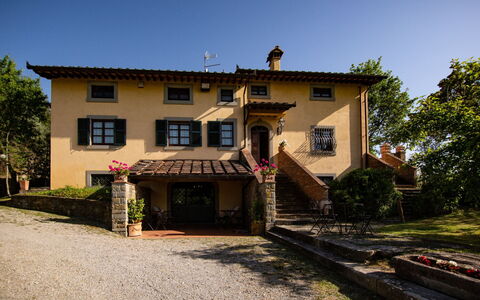 Villa degli Olivi: Plante, Himmel, Bygning, Vindue, Træ, Hus, Træ, Sommerhus, Dør, Boligområde