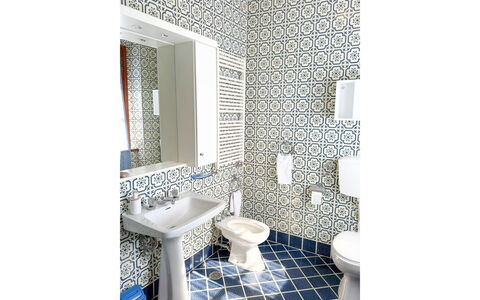 Villa Verniana: Gulvbelægning, Indretning, Etage, Sanitærarmatur, Badeværelse, Toiletbræt, Toilet, Flise, Badeværelsesvask, Vvs