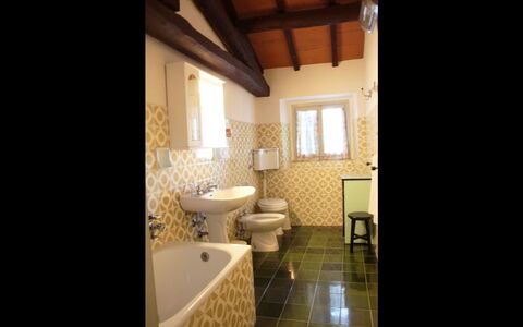 Villa Verniana: Værelse, Ejendom, Badeværelse, Bygning, Indretning, Arkitektur, Hus, Etage, Dagslys, Møbel