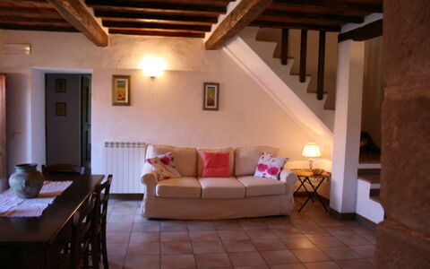 Borgo Antico: Værelse, Ejendom, Bygning, Møbel, Indretning, Hus, Suite, Attic, Stue, Etage