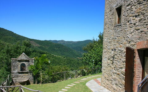 Borgo Antico: Himmel, Plante, Ejendom, Bygning, Azure, Bjerg, Træ, Sommerhus, Landskab, Landdistrikt