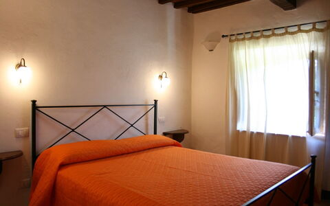 Borgo Antico: Seng, Soveværelse, Værelse, Møbel, Ejendom, Sengetøj, Bed Frame, Sengetøj, Indretning, Bygning