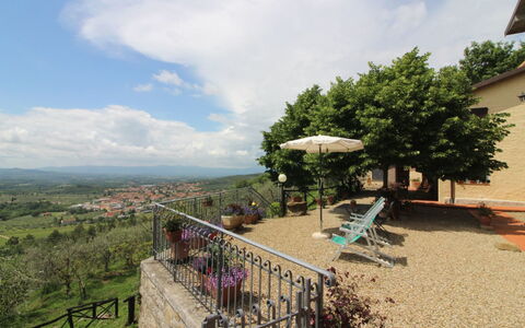 Agriturismo Arcobaleno: Sky, Himmel, Plante, Træ, Hegn, Bygning, Skygge, Land Lot, Fritid, Landskab
